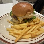 J.S. BURGERS CAFE - 娘の頼んだチェダーチーズバーガー
味見させてもらったらこちらはまだジューシーさがありました