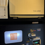 希須林 赤坂 - 紙エプロンとおしぼりは券売機の上に配置。セルフサービスで席まで持参すべし。