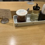 希須林 - 卓上には自家製辣油とお酢。お客の好みで調味されたし。