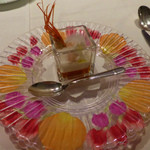 モナリザ - アミューズ（お皿は、生花の花びらで飾ってある）