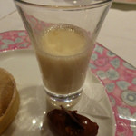 モナリザ - ホットミルク。手前の生チョコを入れる