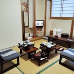 若松屋 村井六助 - 食事は個室(今回は椅子とお膳を高くして貰っています)