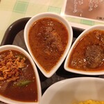 カレースタンド PLUCK - 右からナスとひき肉のカレー、PLUCKチキンカレー、欧風カレー