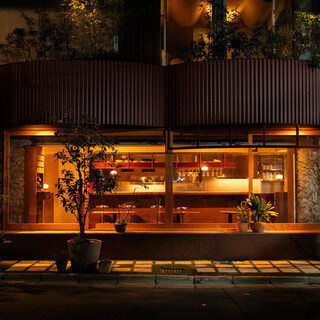 洗練さと温かみ溢れるお洒落な雰囲気。ペットOKのテラス席◎