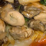 健康中華庵 青蓮 - 健康中華織 青蓮 日本橋店 牡蠣あんかけ焼きそばのプリプリ食感の5個の牡蠣