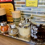 ラーメン 赤シャモジ 桜木店 - 卓上調味料たち