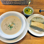 ケースタイル - ランチのスープ（カブとジャガイモのポタージュ）＆ パン