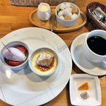 ケースタイル - ランチのプチデザート（とろけるプリンとフルーツジュレ アイス添え）＆ コーヒー ＆ メレンゲ