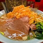 横浜家系ラーメン 黄金家 - ピリ辛ネギラーメン 1,090円 中盛り＋110円