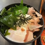 Kineya Sapporo Maruyama Class Ten - かやくご飯の上に大葉、大根おろし、葱、ぶし、温玉、ちくわ天、トッピングのワカメ、海苔に天つゆをかけて完成のねこまんま。周り気にせずかき込みます！これが最高！比較的綺麗に写真が撮れたからアップ！！
