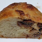 ブーランジェリー ミヤナガ - チョコとイチジクの白ワイン煮　断面