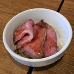 金町製麺 - ローストビーフ丼