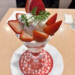 京橋千疋屋フルーツパーラー 大丸東京店 - いちごのパフェ