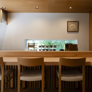 公園近くの静けさを料理が受け取る場所