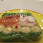 エメ・ヴィベール - サーモンとタラバ蟹のパテ、ソースはオレンジソース
      