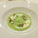 エメ・ヴィベール - フランス産グリーンピースのヴェルデと甲殻類のコンソメジュレ
      