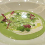 エメ・ヴィベール - フランス産グリーンピースのヴェルデと甲殻類のコンソメジュレ
      