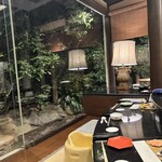 割烹 天ぷら 三太郎 - 素敵なお庭が見えるカウンター席