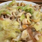 かも料理　まりも本店 - 具材はキャベツ、もやし、竹輪、イカ、アサリなど