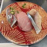 かいてん寿し 大倉 - ■青物３種（天然ぶり・あじ・〆さば）￥380