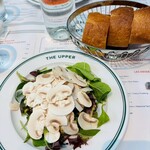 THE UPPER - 前菜: マッシュルームのサラダ(お肉入ってて幸！)