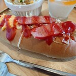 スマイル カフェ ちいさなおうち - ◯たまごドッグ
キャベツ、マヨネーズ和えされたクラッシュエッグ
上には粗挽きウインナースライス
にケチャップが掛けられていた

ウインナーはあんまりな味わいがしていたけど
普通に美味しい味わいだった