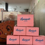 レナーズ 横浜ワールドポーターズ店 - 店内　ロゴとピンクがかわいい