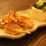 うさぎ - お通しは5種類のなかから選べます。これは骨せんべいとやっこの高菜載せ（お連れ様のお通し）