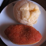 銀座木村屋 - 【上】とろーりチーズパン　【下】銀座手作りビーフカレー