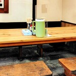 らーめん2国 - 内観（テーブル席）