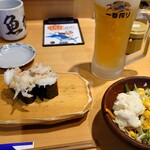 沼津魚がし鮨 - かにほぐし身軍艦 400円、ミニサラダ 280円、生ビール中ジョッキ 630円