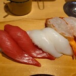 沼津魚がし鮨 - まぐろ赤身2かん 600円、本日のいか2かん 450円、生海老2かん 600円