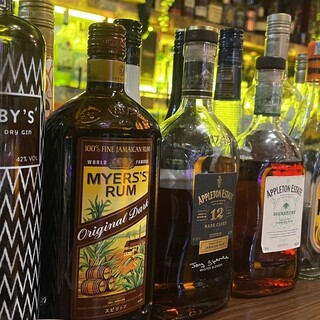 お食事に合う現地のお酒を多数ラインナップ。女性に人気の一杯も