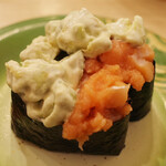 回転寿し トリトン - サーモンアボカド軍艦(286円)