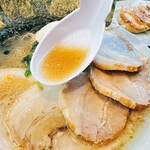 魂心家 - 何か間違えてる⁉️タレが混ざってないのかと思い食べ進めるも味がしない…