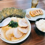 魂心家 - ラーメン+トッピング（味玉）+トッピング（チャーシュー4枚）・餃子（5個）・ライス（無料）