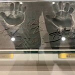 焼鳥 さとり - 京セラドーム内のB'zのお二人の手形の前にも大行列