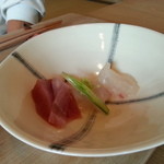 味道広路 - 刺身は苫小牧産メジマグロとヒラメ（少し食べちゃいました）。２０１４年１０月