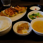 ギョウザ オウショウ - ご飯。の写り方たからして、ふつうの王将さんとは違うような気が