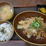 JUJU.ん家のごはん 笑福屋 - 焼肉炒め定食(野菜ハーフ盛り)740円