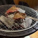 万両 - 塩上ハラミは撮り忘れたので、焼かれるタンをどうぞ