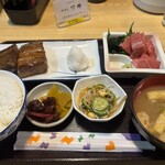 竹鈴 - 料理写真:マグロ漬け焼きとマグロぶつ¥1700