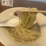 貝と地鶏だしのらぁ麺 ちょろ - 麺とスープの絡まり具合