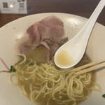 貝と地鶏だしのらぁ麺 ちょろ - バターが溶け込んだスープ