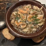 酒肴フクヤマ - 海老とキノコのアヒージョ