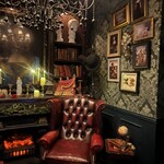 ハチカフェ - かなり作り込まれた世界観。こちらのお店のオーナー様のセンスなのでしょうか？！チェスターフィールドソファやシャンデリアなど全てが素晴らしい