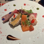 ハチカフェ - 前菜盛り合わせ♡エディブルフラワー可愛い♡エビもぷりぷりしてました♡お野菜も美味しい。一つ一つがとても丁寧で美味しい