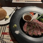 ハチカフェ - もも肉ステーキは焼き加減も私好みでしたが、筋が少しありナイフを入れるのに少し苦労しましたが、お味はとても美味しかったです❣️和風ソースとワサビ、お塩もそれぞれ美味しかったです♡お野菜も美味しい！