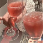 ハチカフェ - ウェルカムドリンクのシャーリーテンプルソーダ。オサレ気分が上がります