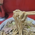 ラーメン二郎 松戸駅前店 - 平打ちのデロ麺。